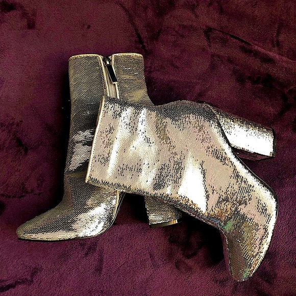 Kendall + Kylie Sequin Silver Booties - Picture 10 of 10